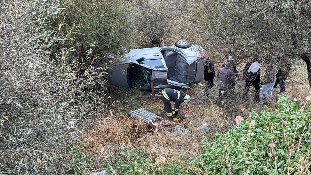 Konya'da otomobil şarampole devrildi! 5 kişi yaralandı 3
